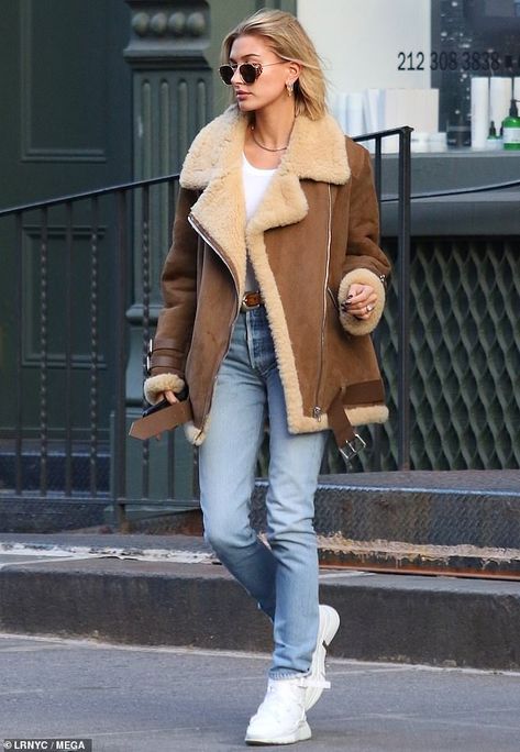 On the move: The Instagram superstar cinched a belt around her enviably trim waistline, ac... #haileybaldwin Hailey Baldwin Style, Hailey Bieber Style, Looks Street Style, Hailey Baldwin, Sarah Jessica Parker, Brown Coat, Winter Mode, Mode Inspo, Dakota Johnson