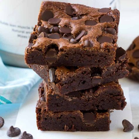 Healthy Protein Brownies Recipe | Healthy Fitness Meals Healthy Brownie Recipe, Protein Brownies Recipe, Healthy Brownie, Brownie Recipes Healthy, Fitness Meals, Healthy Protein Snacks, Protein Brownies, Pie Shop, Healthy Brownies