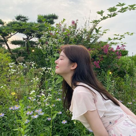 Jo Soo-min, Nature Film, Stylish Photo Pose, Photo Pose Style, Uzzlang Girl, Instagram Photo Inspiration, Korean Actresses, Aesthetic Images, 인물 사진