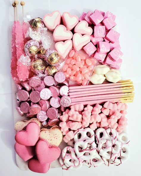 Baby pink candy board. Crystal rock sticks, lints chocolates, heart marshmallows, pocky sticks! Jelly belly, starburst, heart macaroons, white chocolate pretzels, hershy kisses, white chocolate lips, and watermelon gummie bears. Pink Candy Charcuterie Board, Pink Candy Board, Valentines Candy Board, Valentine’s Day Candy, Pink Candies, Valentines Day Candy, Valentines Candy, Pink Food Board, Pink Charcuterie Board