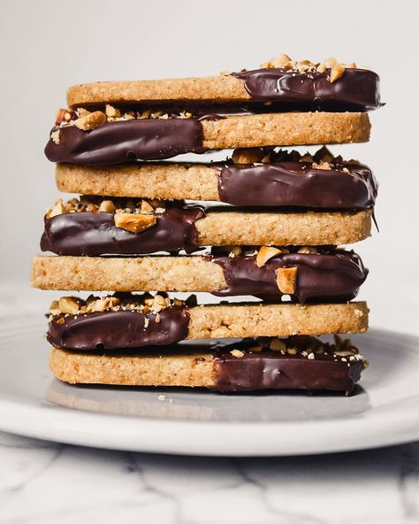 Dark Chocolate-Dipped Hazelnut Shortbread Cookies — Zestful Kitchen Cardamom Shortbread, Hazelnut Shortbread, Cookies With Dark Chocolate, Hazelnut Dessert, Hazelnut Recipes, Hazelnut Cookies, Dipped Cookies, Melting Chocolate Chips, Spice Cookies