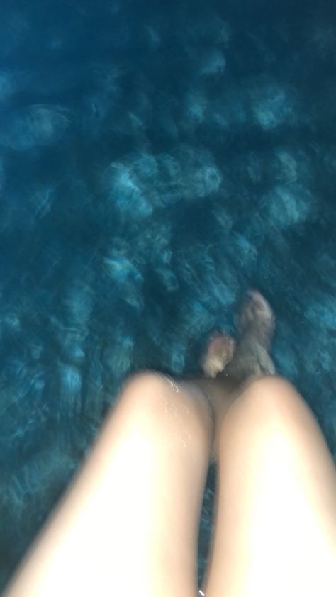 Night Swimming Pictures Pool, Girl In Pool Night, Night Pool Snap, Night Time Pool Pictures, Night Swimming Aesthetic Pool, Night Swimming Pictures, Night Pool Pictures, Pool Night Pictures, Pools At Night