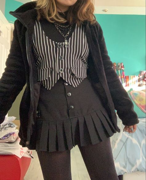 Ghost Academia Outfits, Gothic Academia Outfits, Punk Academia Outfit, Goth Academia Fashion, Gothic Fits, Punk Academia, Prep Outfits, Goth Academia, Wednesday Outfit