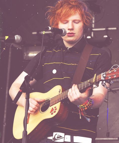 His hair 😳 Ed Sheeran Young, Music Cds, Greatest Songs, The A Team, Ginger Hair, Ed Sheeran, Messy Hairstyles, Music Bands