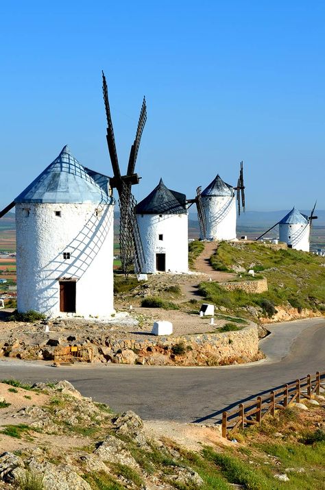 Descubre el pueblo de Consuegra, un lugar de cuento con el que soño Don Quijote - Foto 6 Old Windmills, Toledo Spain, Beautiful Sites, Beautiful Castles, Spain And Portugal, Andalusia, Spain Travel, Beautiful Places To Visit, Amazing Destinations