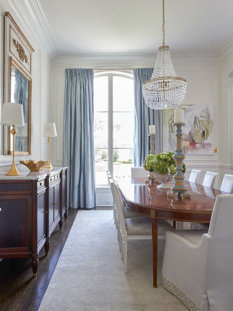 Blue And White Dining Room, Rivers Spencer, Dining Room Decor Traditional, Southern Interior, Blue Drapes, Dining Room Blue, Classic Chandelier, Dining Room Interiors, Traditional Dining Room