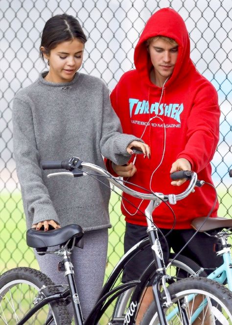 Selena Gomez seen out bike riding with Justin Bieber, November 1st Selena Gomez And Justin Bieber, Selena Gomez And Justin, Justin Selena, Stile Kendall Jenner, Bieber Selena, Thrasher Hoodie, Justin Bieber Selena Gomez, Justin Bieber And Selena, Riding Bikes