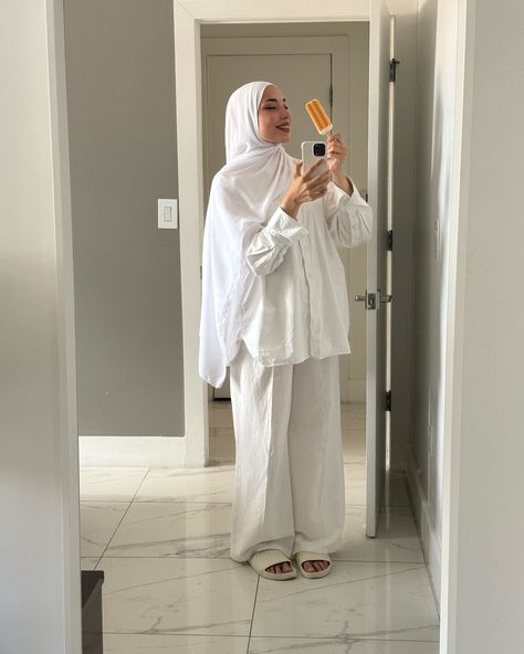 it girl vibe >>> 🍉🧖🏻‍♀️🌴 Summer Hijabi, Hijabi Lifestyle, Hijabi Summer, Summer Modest Outfits, Hijabi Ootd, Malaysia Trip, Hijab Fits, Clean Girl Outfit, Modest Winter Outfits