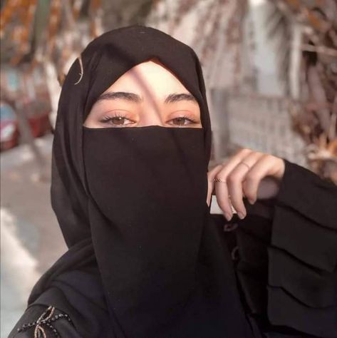 Muslim Streetwear, Niqab Aesthetic, Bold Lip Makeup, Niqabi Girl, Girls Hijab, Muslim Style, Hijab Style Tutorial, Arabian Women, Fashion Baby Girl Outfits