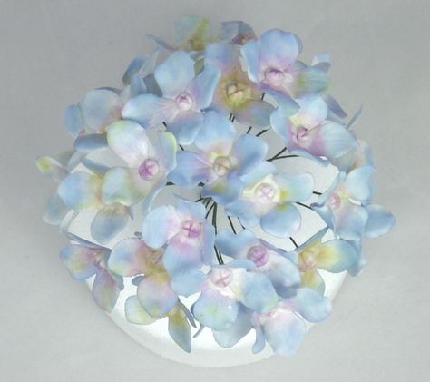 How to make Wired Hydrangea Sugar Flowers with Flower Paste/Gumpaste Tut... Fondant Hydrangea Tutorial, Fondant Rose Tutorial, Sugarpaste Flowers, Flowers Fondant, Gum Paste Flowers Tutorials, Cake Decorating Flowers, Frosting Flowers, Sugar Paste Flowers, Sugar Flowers Tutorial