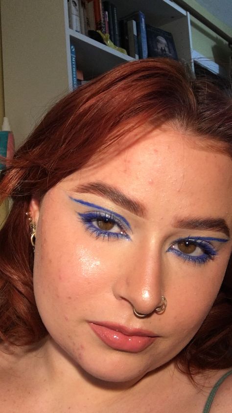 Blue Liner Makeup, Metallic Graphic Liner, Blue Graphic Liner, White Eyeliner Makeup, Blue Liner, Blue Eyeliner, Arabian Beauty Women, White Eyeliner, Graphic Eyeliner