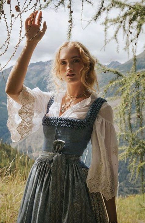 Era Victoria, Old Dress, Fair Outfits, Lena Hoschek, Old Fashion Dresses, Cottagecore Fashion, Old Dresses, Maxi Robes, Fantasy Dress