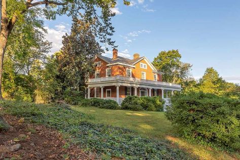 Beautiful home! Circa 1910. On one acre in Virginia. $525,000 - The Old House Life Virginia Cottage, West Virginia Homes, Coastal Virginia House, Virginia Farmhouse Plans, Houses In Virginia, West Virginia Farmhouse, Old Virginia Homes, Charleston West Virginia, Colonial Beach Virginia