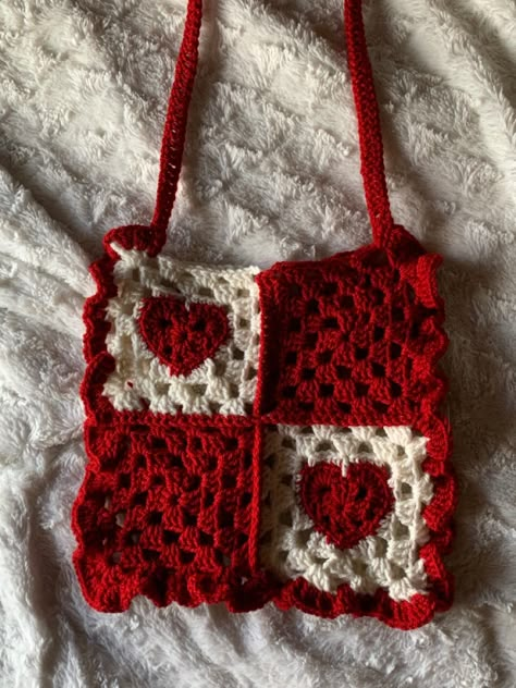 Heart Granny Square Projects, Easy Crochet Granny Square Bag, Red And White Crochet Bag, Crochet Purse Granny Square, Mini Granny Square Bag, Granny Square Bag Ideas, Heart Square Crochet Pattern, Heart Tote Bag Crochet, Valentine Crochet Ideas