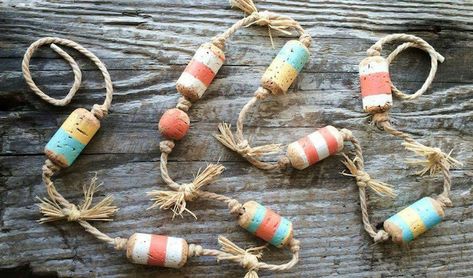 WINE CORK NAUTICAL BUNTING Peach Decor, Deco Marine, Wine Cork Diy, Cork Projects, Diy Christmas Garland, Nautical Crafts, Nautical Christmas, Cork Diy, Cork Art