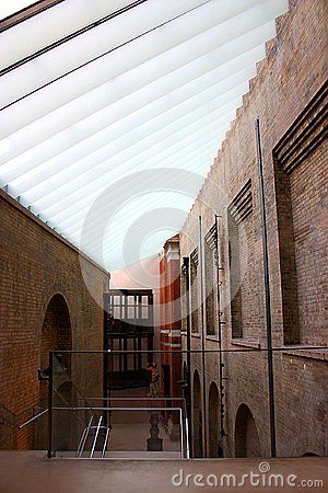 The glass roof connecting two old buildings in the Victoria and Albert museum in London, England. Museum Editorial, Tu Delft, Projects School, Glass Building, Meditation Center, Building Roof, Glass Facades, Glass Roof, Old London