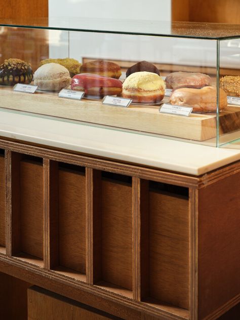 Cafe Counter Display, Bakery Display Counter, Bakery Cafe Interior, Cafe Counter Design, Bakery Showcase, Bakery Counter, Coffee Shop Counter, Modern Bakery, Classical Interior Design