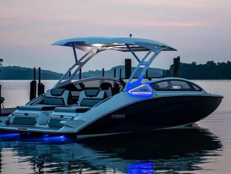 Wakesurfing Boats, Bass Boat Ideas, Wakeboard Boats, Yamaha Boats, Cruiser Boat, Jet Boat, Ski Boats, Boat Model, Cool Boats