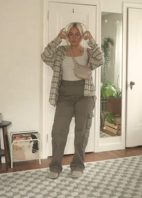 A girl with earphones wearing cargo pants and tanktop. Cute pose and aesthetic outfit inspo Green Cargo Pants Women Outfit Ideas, Carpenter Pants Outfit Winter, Cargo Pants And Tshirt Outfit, Cargo Pants Inspo Outfit, Midsize Cargo Pants Outfit, Fall Outfits Cargo Pants, Women’s Cargo Pants Outfit, Cargo Pants Outfit Spring, Casual Cargo Pants Outfit