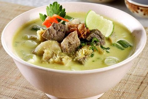 Resep soto babat Resep soto babat menjadi salah satu kuliner khas Nusantara yang biasanya juga dihidangkan saat momen spesial, seperti Idul Fitri atau Idul Adha. Khususnya Anda sekalian yang menyukai bahan protein jeroan sapi, seperti babat. Silahkan memasaknya menjadi kuliner soto yang berkuah bening dan segar. Jadi, soto babat yang satu ini memang bukan berkuah… Selengkapnya »Resep Soto Babat Kuah Bening yang Lezat Sekaligus Mengenyangkan Perut The post Resep Soto Babat Kuah... Indonesian Recipes, Idul Adha, Air Panas, Idul Fitri, Yummy Eats, Wonton Soup, Recipe Ideas, Yummy Food, Salad