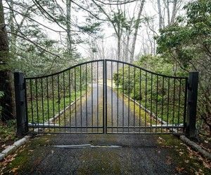 Iron Gates Driveway, Entrance Gates Driveway, Automatic Gates Driveways, Metal Driveway Gates, Fence Gate Design, Gate Designs, Driveway Entrance, Front Garden Landscape, Entrance Gates Design