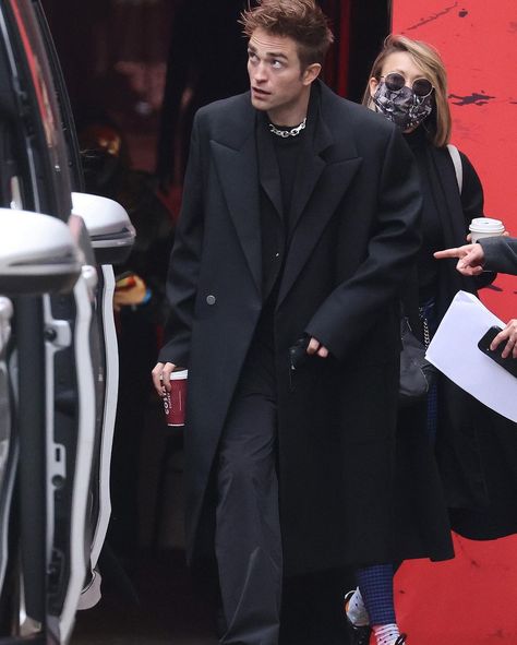 British GQ on Instagram: “THE COAT. More on Robert Pattinson’s signature style at the link in bio.” Full Black Outfit Men, Outfit With Pearls, Full Black Outfit, Batman Outfits, Black Outfit Men, King Robert, Trench Coat Outfit, Long Black Coat, Long Leather Coat