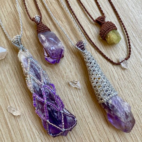 Crystal Macrame, Macrame Jewellery, Macrame Colar, Handmade Boho Jewelry, Macrame Knots Pattern, Crochet Jewelry Patterns, Wrap Necklaces, Crystal Design, Macrame Knots