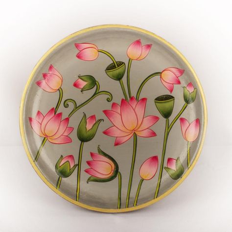 Wooden Painting Ideas, Pichwai Paintings Lotus, Clay Plate Painting Ideas, Plate Art Wall, Plate Painting Ideas, Ceramic Plates Art, Plate Painting, Plate Decoration, Kerala Mural Painting