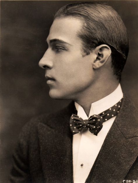 Vintage Blog - Rudolph Valentino 1922. My grandmother LOVED him!!! Rudolph Valentino, Horsemen Of The Apocalypse, Fritz Lang, Silent Film Stars, Vintage Blog, Hollywood Icons, Silent Movie, Roaring Twenties, Charlie Chaplin