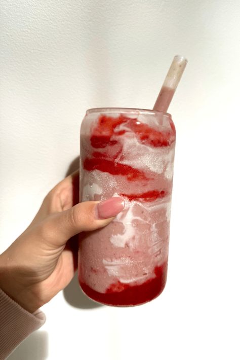 Copycat Erewhon Hailey Bieber Smoothie - The Conscious Cook Hailey Bieber Smoothie Recipe, Erewhon Food, Erewhon Recipes, Hailey Bieber Smoothie, Erewhon Smoothie, Awesome Kitchens, Strawberry Glaze, Avocado Banana, Smoothie Cup