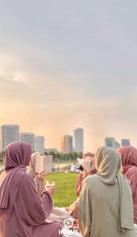 Hijab Friends Aesthetic, Muslim Friends Aesthetic, Hijabi Friends Aesthetic, Hijabi Besties, Hijabi Friends, Islamic Friends, Wedding Moments Photography, Muslim Friends, Islamic Modest Fashion