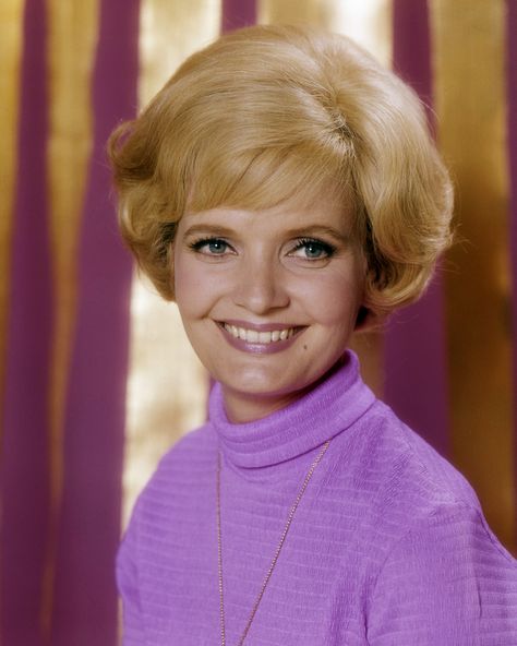 The Brady Bunch - Carol, RIP Mrs. Brady❤️ Ann B Davis, Carol Brady, Short Hair Back View, Florence Henderson, Tv Moms, Short Hair Back, Famous Moms, The Brady Bunch, Brady Bunch