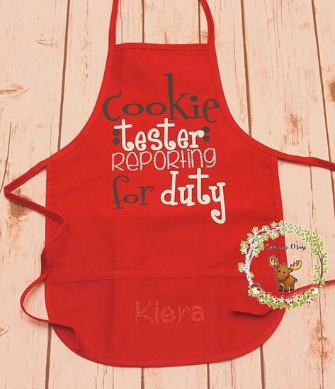 Cricut Christmas Apron Ideas, Christmas Aprons Diy, Aprons Diy, Diy Handmade Gifts, Boatneck Shirt, Personalized Kids Apron, Apron Ideas, Apron Christmas, Red Apron