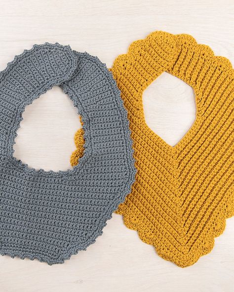 Crochet Baby Bibs, Crochet Bib, Crochet Bebe, Baby Projects, Baby Knitting Patterns, Baby Bibs, Bibs, Crochet Scarf, Baby Knitting