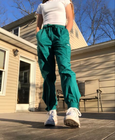 Scrub Pants Outfit, Thrifted Pants, Pant Outfits, Converse Outfit, Outfits With Converse, Outfit Check, White Converse, Scrub Pants, Pants Outfit