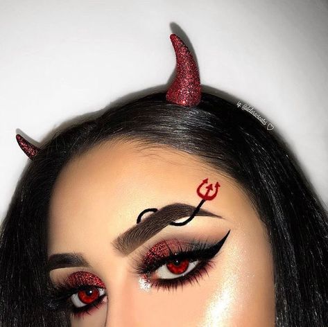 Devil Makeup Halloween, Purple Eye Makeup Tutorial, Maquillage Halloween Simple, Makeup Clown, Halloween Makeup Clown, Devil Makeup, Halloween Make-up Looks, Creepy Halloween Makeup, Cute Halloween Makeup