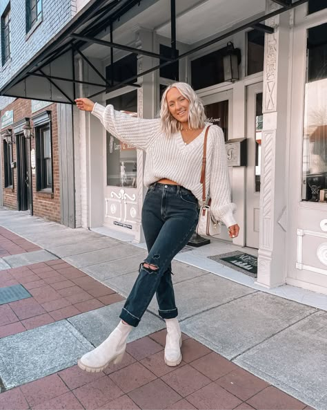 Cute Fall Date Outfits For Women, Matt Rife Outfit Ideas, Nashville Outfit Inspo Fall, Outfit Ideas With Boots Ankle Booties, Beige Chelsea Boots Outfit Women, Wide Jeans Outfit Winter, Cold Weather Church Outfit, White Boots Outfit, Chelsea Boots Outfit