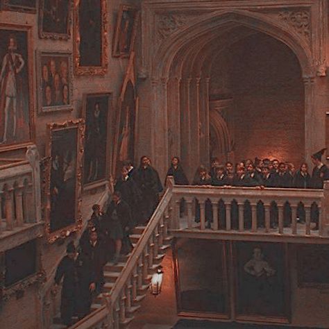 Harry Potter Asthetics Photos, Hogwarts Stairs, Harry Potter Photo Wall, Harry Potter Dr, Asthetics Photos, Gryffindor Aesthetic, Harry Potter Feels, Images Harry Potter, Hogwarts Aesthetic