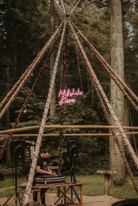 Outdoor Festival Ideas, Boho Dj Booth, Wood Dj Booth, Outdoor Dj Booth Ideas, Festival Set Up, Festival Photo Op, Festival Dj Booth, Outdoor Dj Booth, Dj Booth Ideas