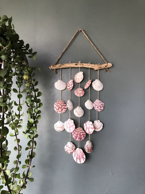 Shell Windchimes, Seashell Art Diy, Sea Shells Diy, Seashell Wall Art, Seashell Projects, Shells Diy, Seashell Painting, Diy Wind Chimes, Dekor Diy