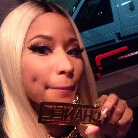 Nicki Minaj Chanel Gold Bar Necklace Chain Jewellery Accessories Designer Fashion Dope Blonde Hair Style Trend Selfie Dimples Cupcakke Rapper, Baddie Pfp Pink, Old Nicki Minaj, Nicki Baby, Nicki Minaj Barbie, Nikki Minaj, Nicki Minaj Photos, Nicki Minaj Pictures, 2013 Swag Era