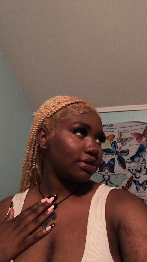 This hairstyle is a new trend for black women and I always wanted to try it in blonde Mini Passion Twists Blonde, Blonde Mini Passion Twist, Blond Passion Twists, Short Passion Twists With Curls, Blonde Passion Twists Black Women, Blonde Mini Twists, Mini Passion Twists Hairstyle, Blonde Twists Black Women, Blonde Twist Braids