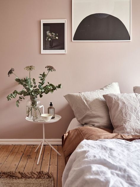 Dusty pink bedroom walls - COCO LAPINE DESIGNCOCO LAPINE DESIGN Dusty Pink Bedroom, Scandinavian Bedrooms, Reka Bentuk Bilik Tidur, Pink Bedroom Walls, Design Ložnic, Interior Design Minimalist, Hiasan Bilik Tidur, Plants Wall, Bedroom Wall Colors