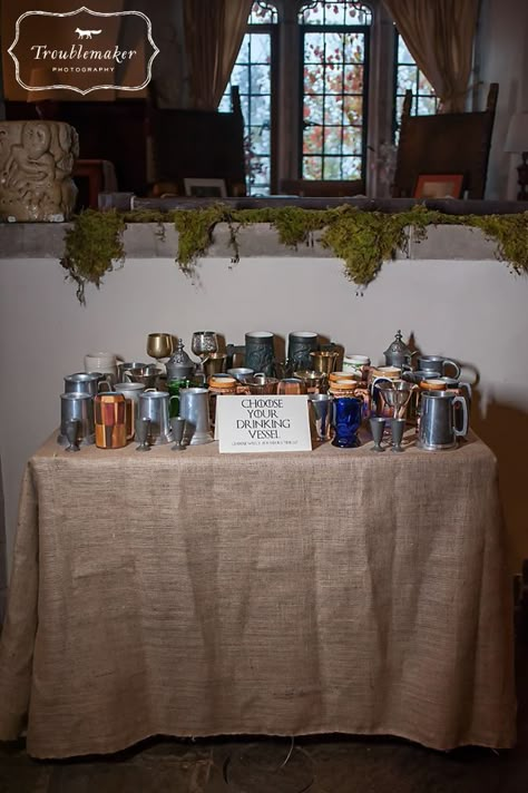 Hobbit Bridal Party, Tavern Aesthetic Medieval Party, Viking Wedding Food Ideas, Medieval Wedding Favors, Game Of Thrones Table Decor, Middle Earth Wedding Decor, Dnd Wedding Reception Ideas, Witcher Wedding Theme, Tavern Party Decorations