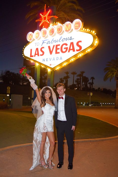 Vegas aesthetic elopement!! The Las Vegas sign is the best place for a photoshoot! Just go off to the side & miss the whole line Las Vegas Sign Wedding Photos, Las Vegas Wedding Aesthetic, Vegas Wedding Photoshoot, Vegas Wedding Aesthetic, Vegas Elopement Ideas, Vegas Engagement Photos, Aesthetic Elopement, Vegas Photoshoot, Vegas Themed Wedding