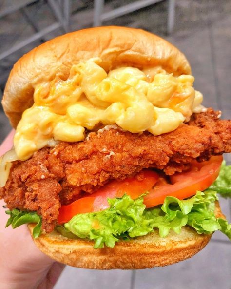 @chickfila released their new MAC & CHEESE 🧀 It tastes way cheesier than expected and putting in it the Spicy Deluxe Sandwich was...🤤 ⁣⁣⁣⁣⁣⁣⁣ Burger With Mac And Cheese, Mac And Cheese Chicken Sandwich, Mac And Cheese Burgers, Mac And Cheese Food Truck, Mac And Cheese Burger, Caribbean Girl, Food Polls, Fried Chicken Burger, Chicken Burgers Recipe