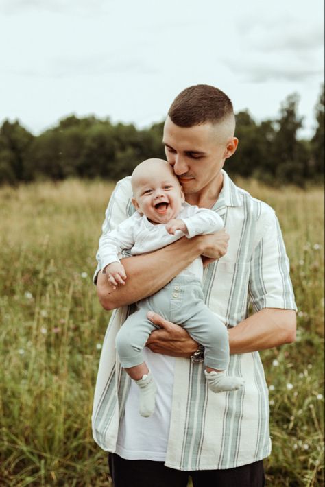 5 Month Old Family Photoshoot, Family Photos With Baby Outfits, Family Photos With 2 Month Old, 3 Month Old Family Photos, Family Photos With 9 Month Old, Family Photos Infant, Family Poses Sitting, Baby And Dad Photos, Family Pictures With Infant