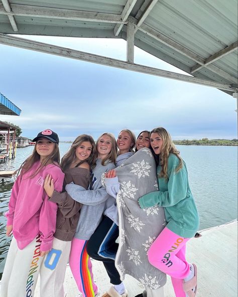 Preppy Pictures With Friends, Emo And Preppy Friends, Friends Preppy, Preppy Vision Board Ideas, Preppy Friend Group, Preppy Friends, Cute Friendship Pics, Preppy Winter, Bff Poses