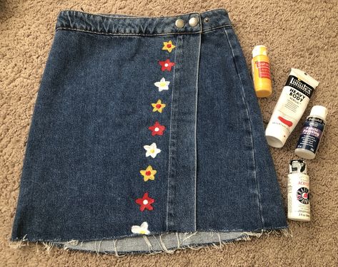 Denim Skirt Painting Ideas, Painted Denim Skirt, Skirt Painting, Painting Skirt, Simple Flower Pattern, Clothing Upcycle, Denim Skirt Outfits, Jeans Claro, Painted Jeans