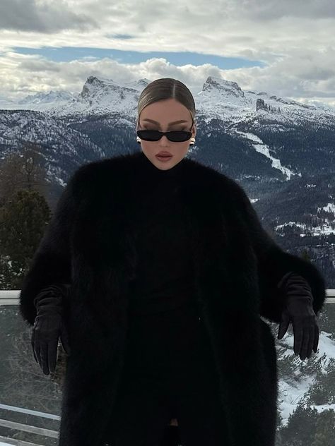 'Mob Wife' style: The only 5 things you need to get the look | HELLO! Mafia Wives, Fur Coat Outfit, Black Fur Coat, Wife Style, Mob Wives, Stil Inspiration, Black Gloves, Elegantes Outfit, Mein Style